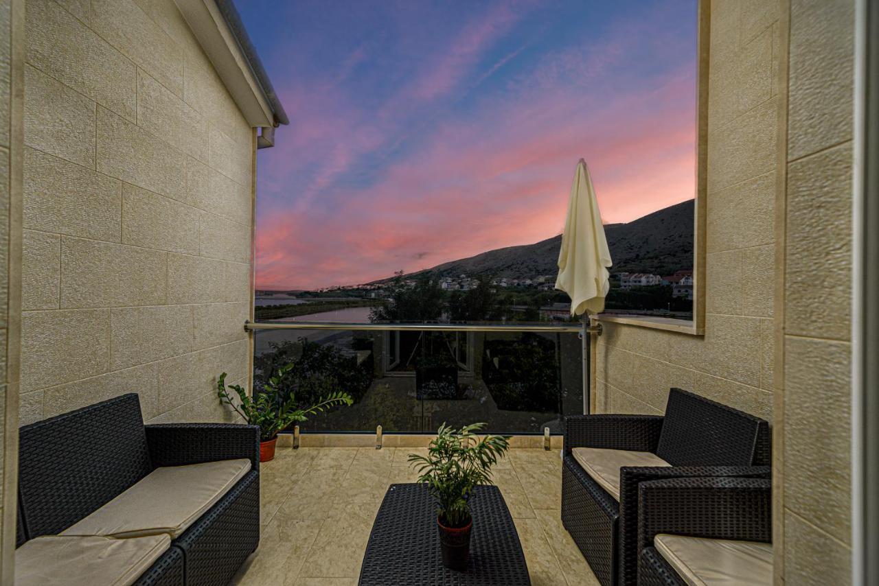 Studio Holiday Adriatic Pag Town Exterior foto